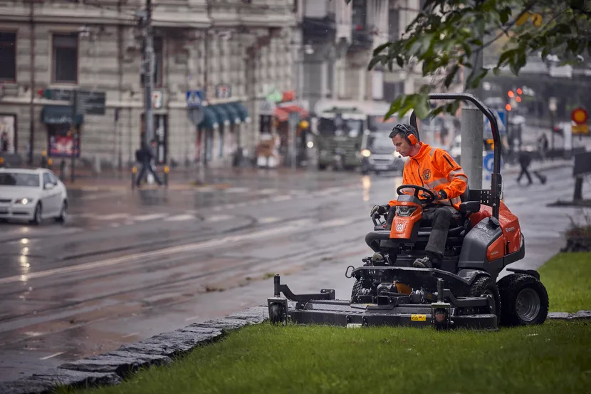 фронтальна косарка-трактор Husqvarna R 112iC професійна