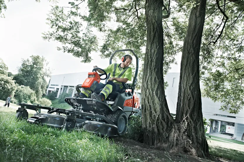 фронтальна косарка-трактор Husqvarna P 525DX + Кабіна — фото 2