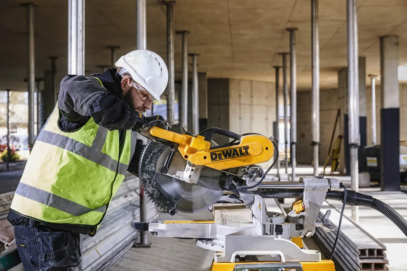 Пила настільна мережева DeWALT DWS780 — фото 4