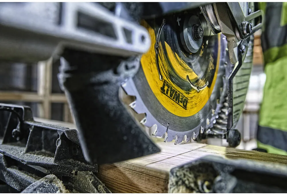 Пила торцювальна акумуляторна безщіткова DeWALT DCS727N — Уцінка — фото 5