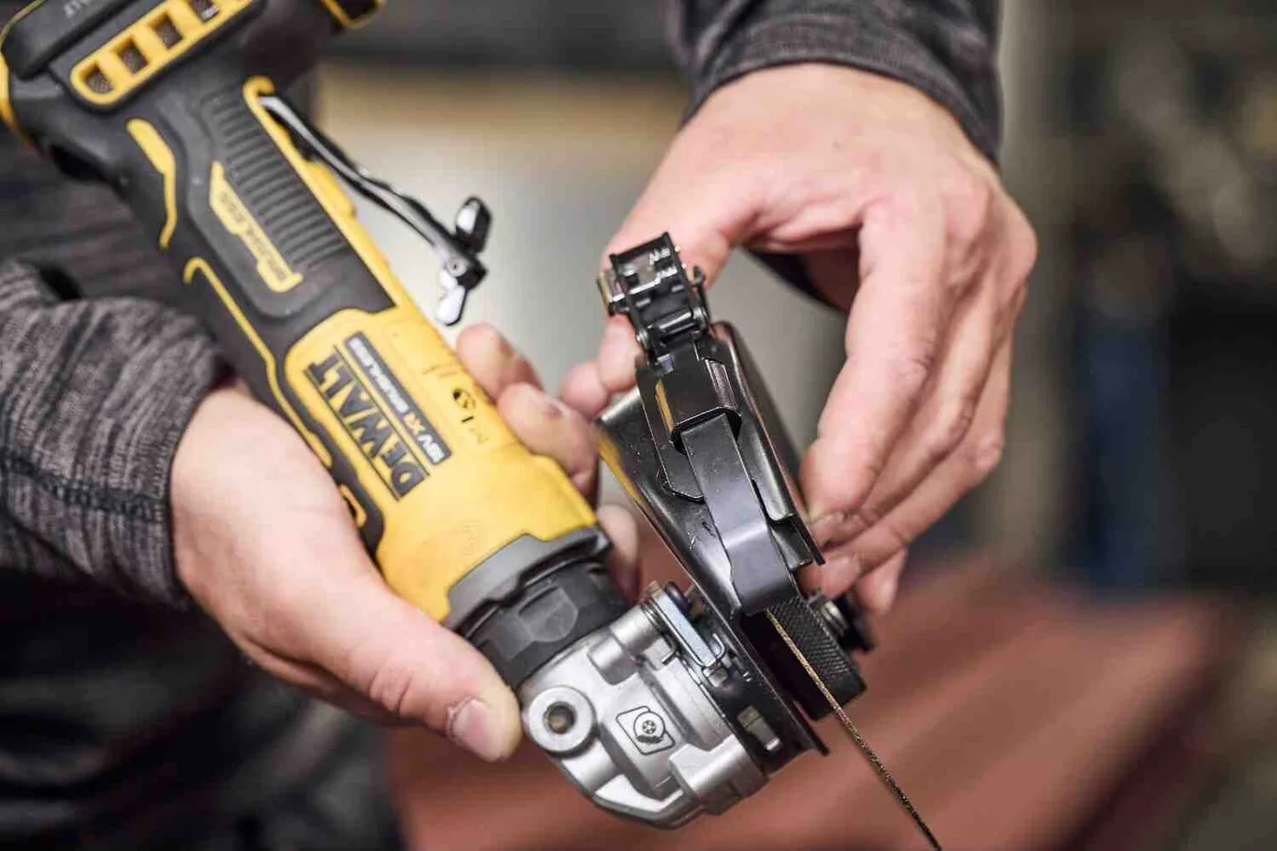 Шліфмашина кутова - болгарка акумуляторна безщіткова DeWALT DCG404N — фото 4