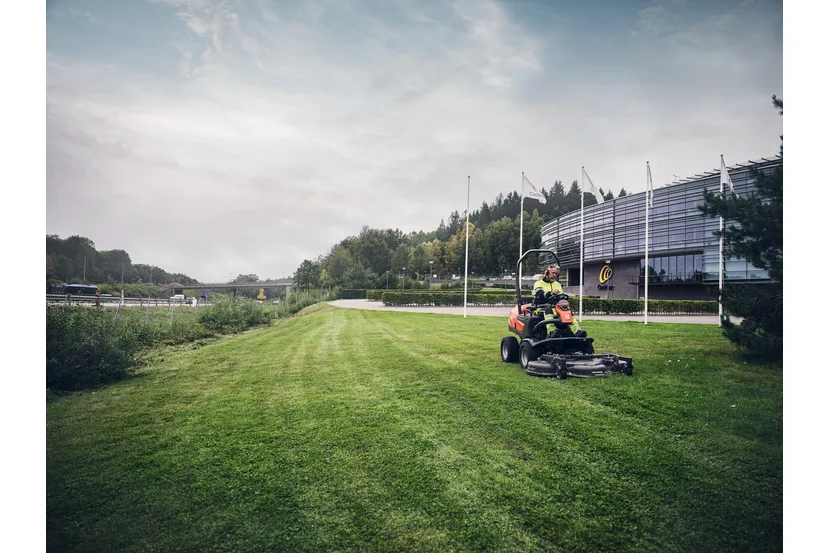 фронтальна косарка-трактор Husqvarna P 525DX професійна — фото 2