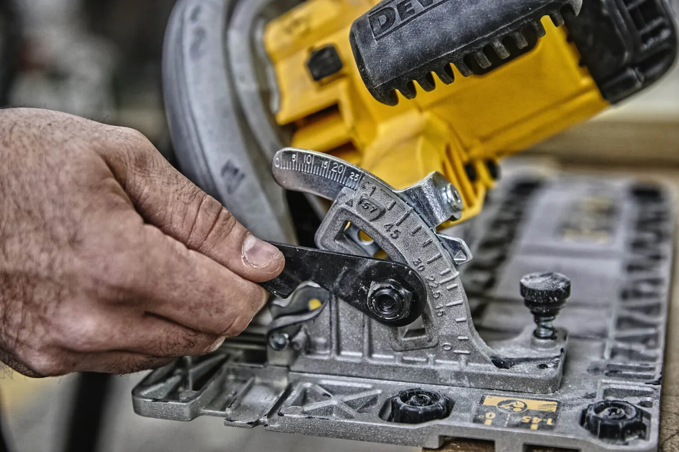 Пилка дискова мережева DeWALT DWE576K — фото 2