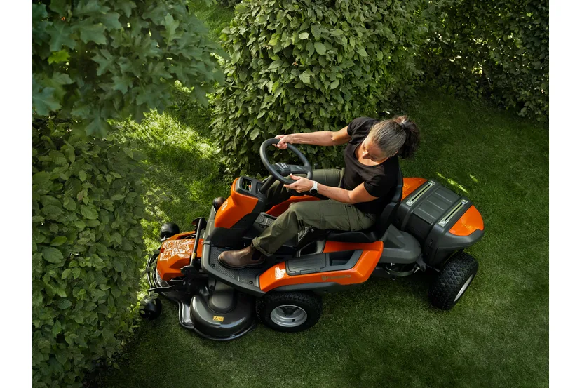 Акумуляторна фронтальна косарка-трактор Husqvarna R 200iX AWD — фото 5