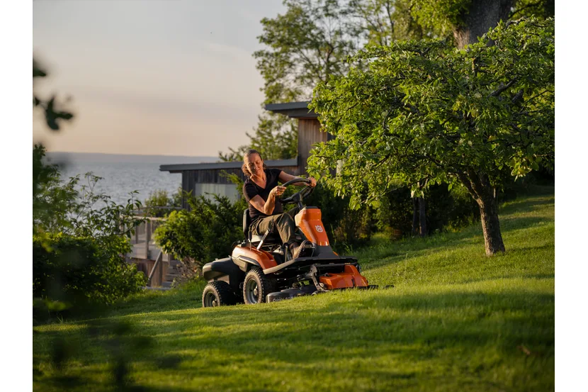Акумуляторна фронтальна косарка-трактор Husqvarna R 200iX AWD — фото 3
